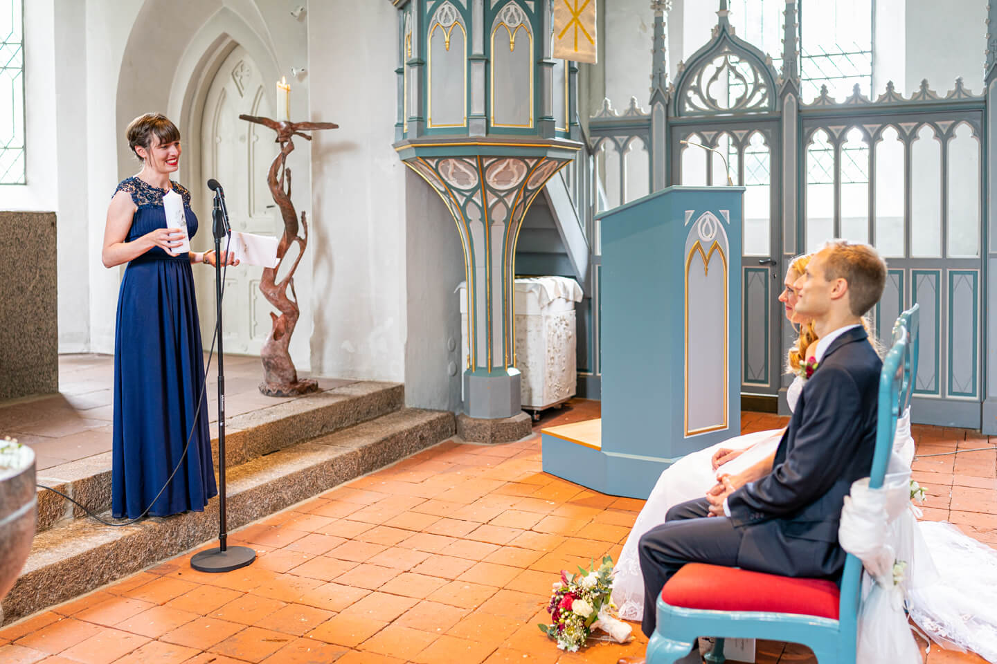 Hochzeitskerze entzünden und ausblasen.