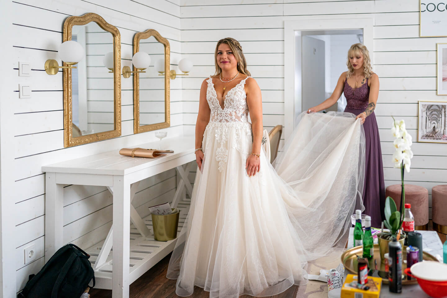 Hochzeitskleid anziehen