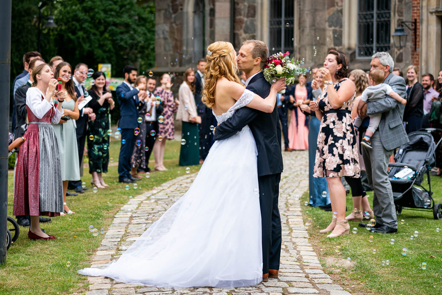 Hochzeitsgesellschaft steht Spalier. Fotograf Florian Läufer aus Hamburg hielt diese Szene fest.