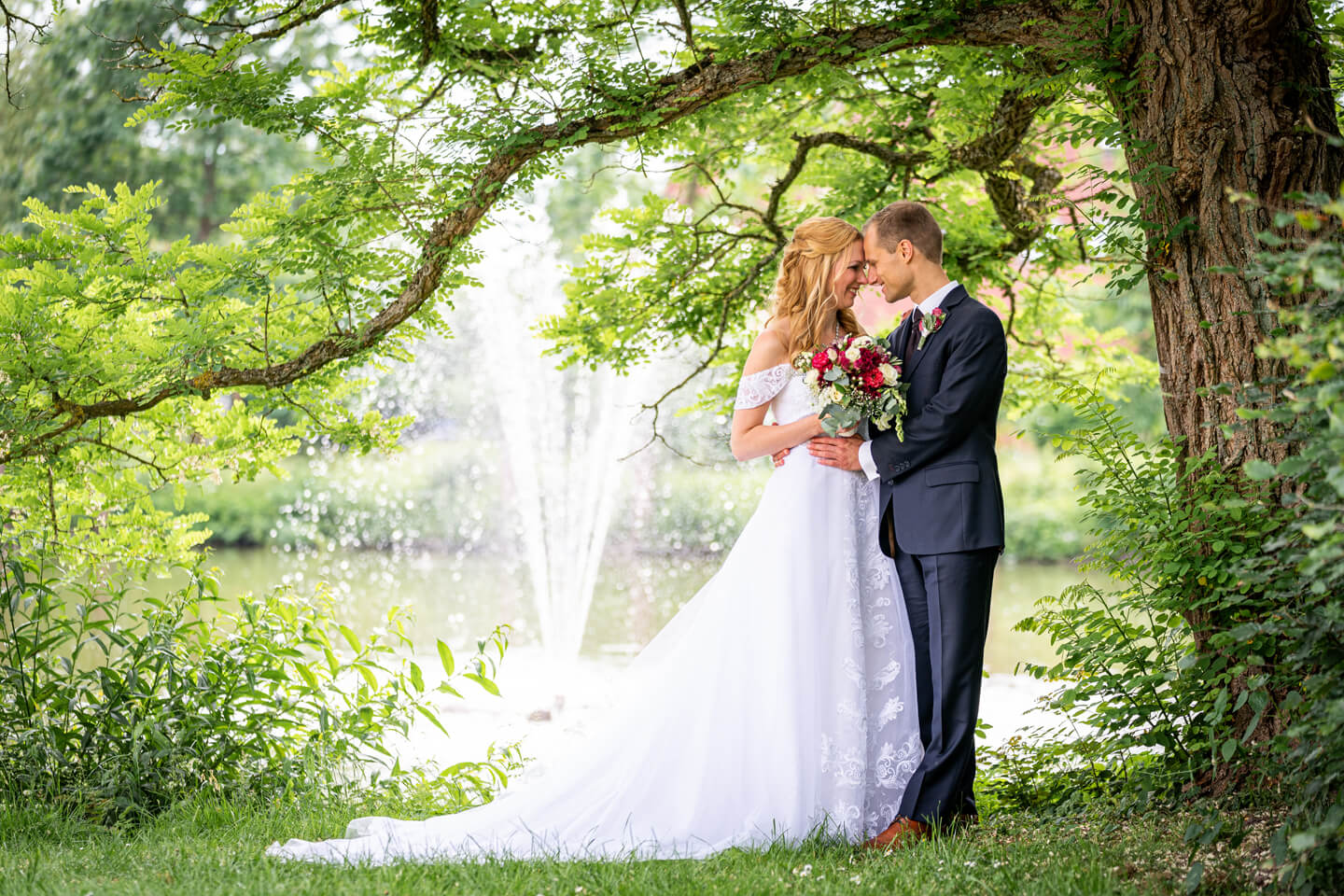 Klassisches Hochzeitsfoto auf Gut basthorst bei Hamburg. (Auf den Auslöser drückte hier Florian Läufer)