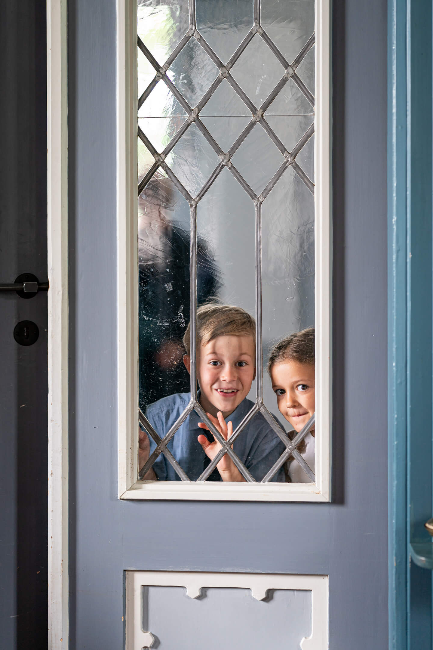 Neugierige Kids bei Hochzeit.