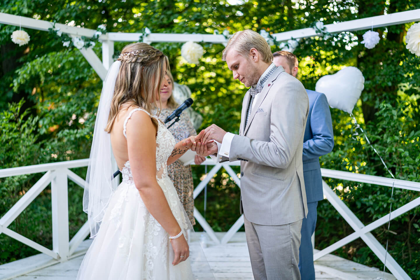 Ringtausch bei einer Hochzeit im Freien