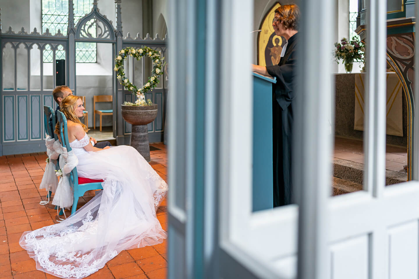 Hochzeitspaar wird in der Kirche getraut.