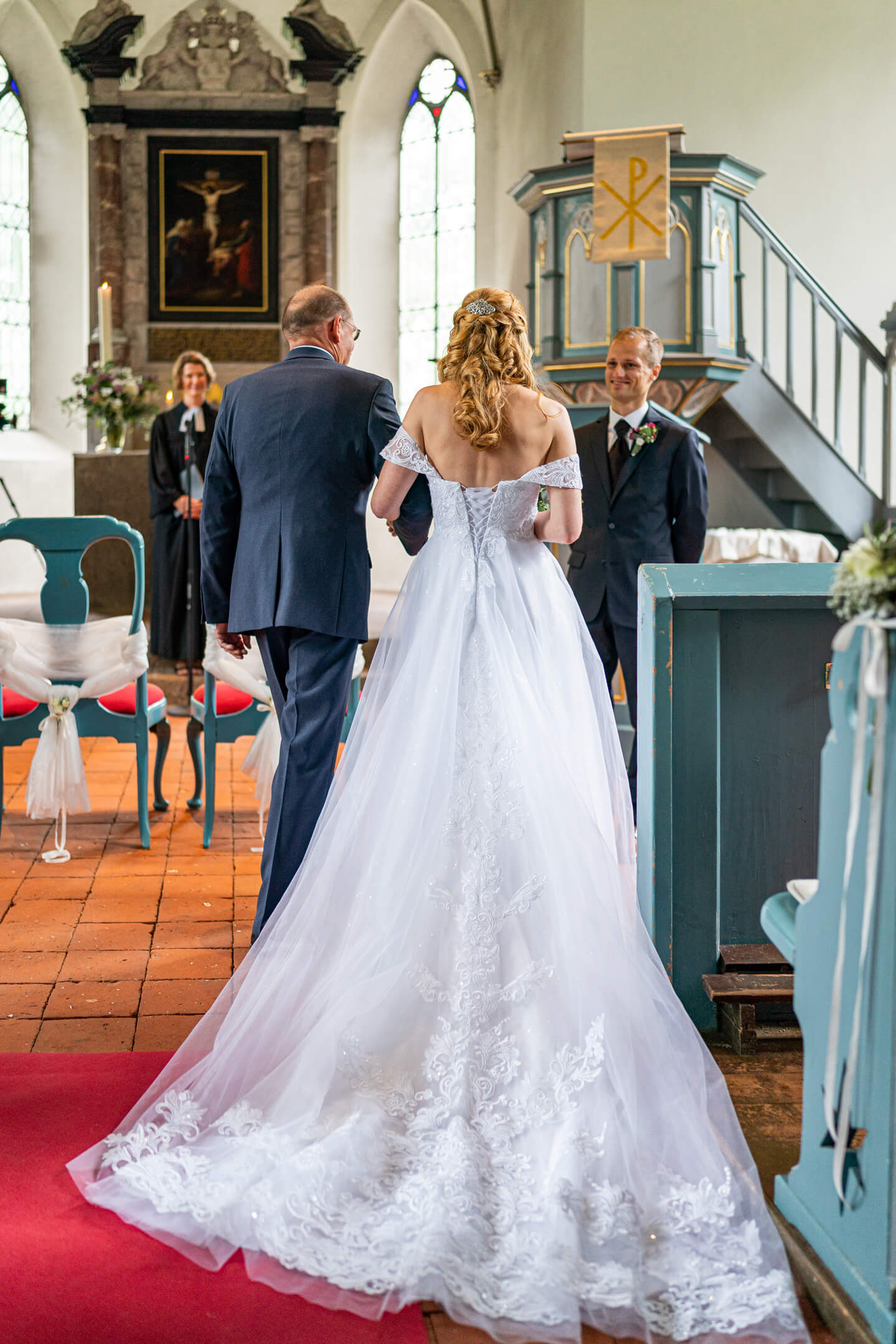 Einzug der Braut mit Brautvater in die Kirche