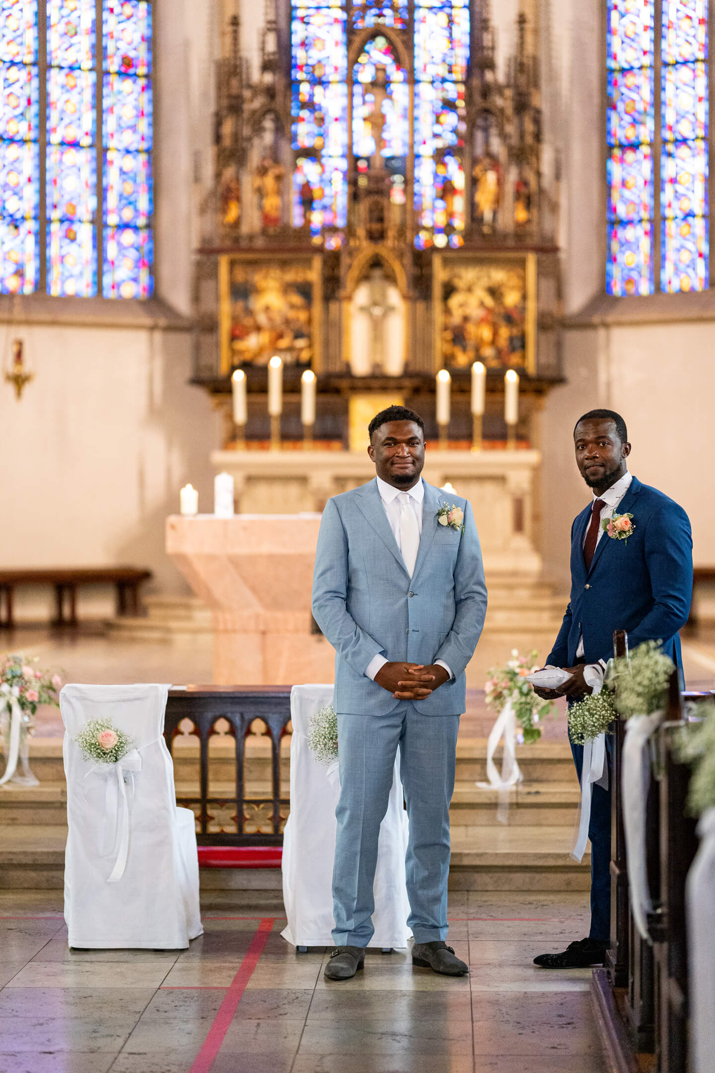 Bräutigam und Trauzeuge warten am Altar auf die Braut.