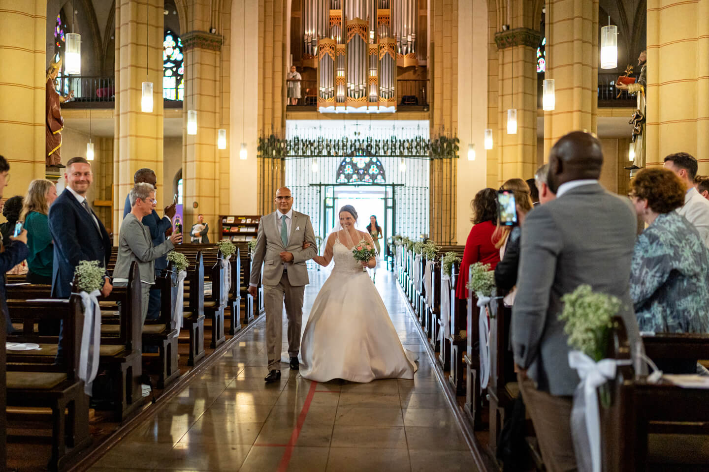Braut wird in der Hamburger Sophienkirche von Brautvater zum Altar geführt.