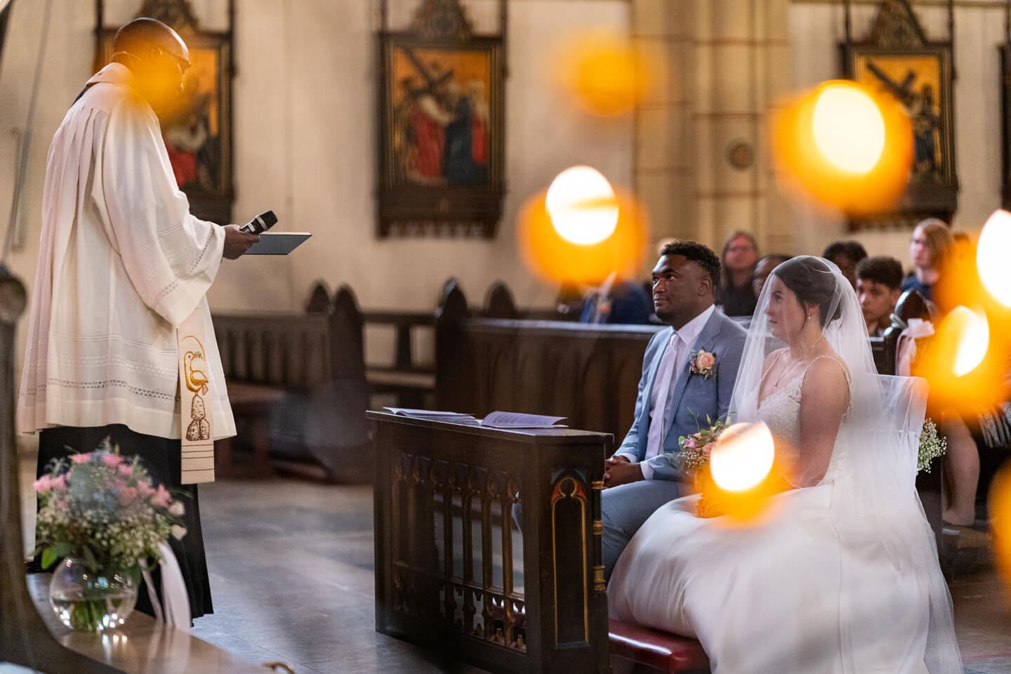 Braut mit Brautschleier bei ihrer Trauung