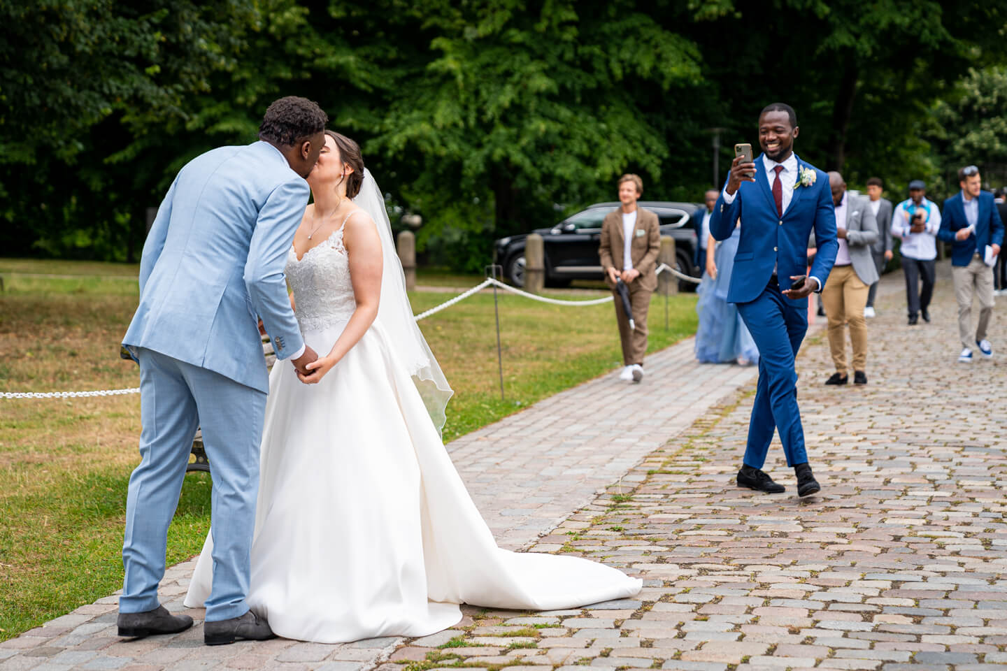 First Look am Ahrensburger Schloss - das Brautpaar küsst sich.
