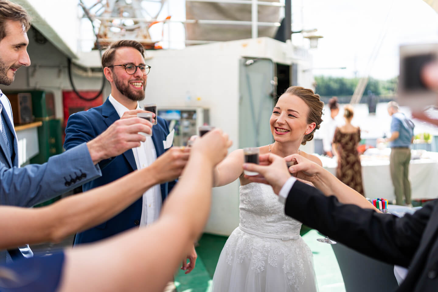 Anstoßen nach der Hochzeit