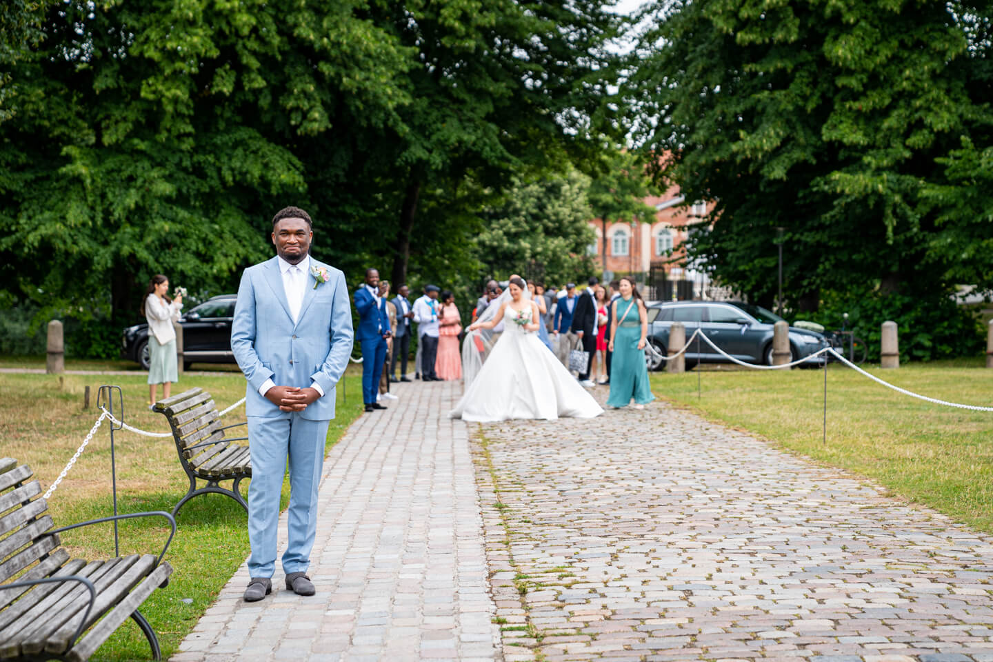 First Look - die Braut geht auf ihren Bräutigam zu.