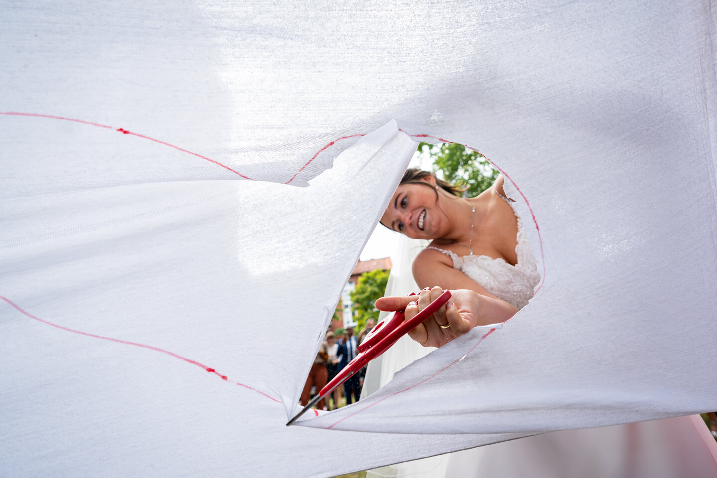 Herz ausschneiden. Fotografiert von dem Hochzeitsfotograf Florian Läufer, Hamburg