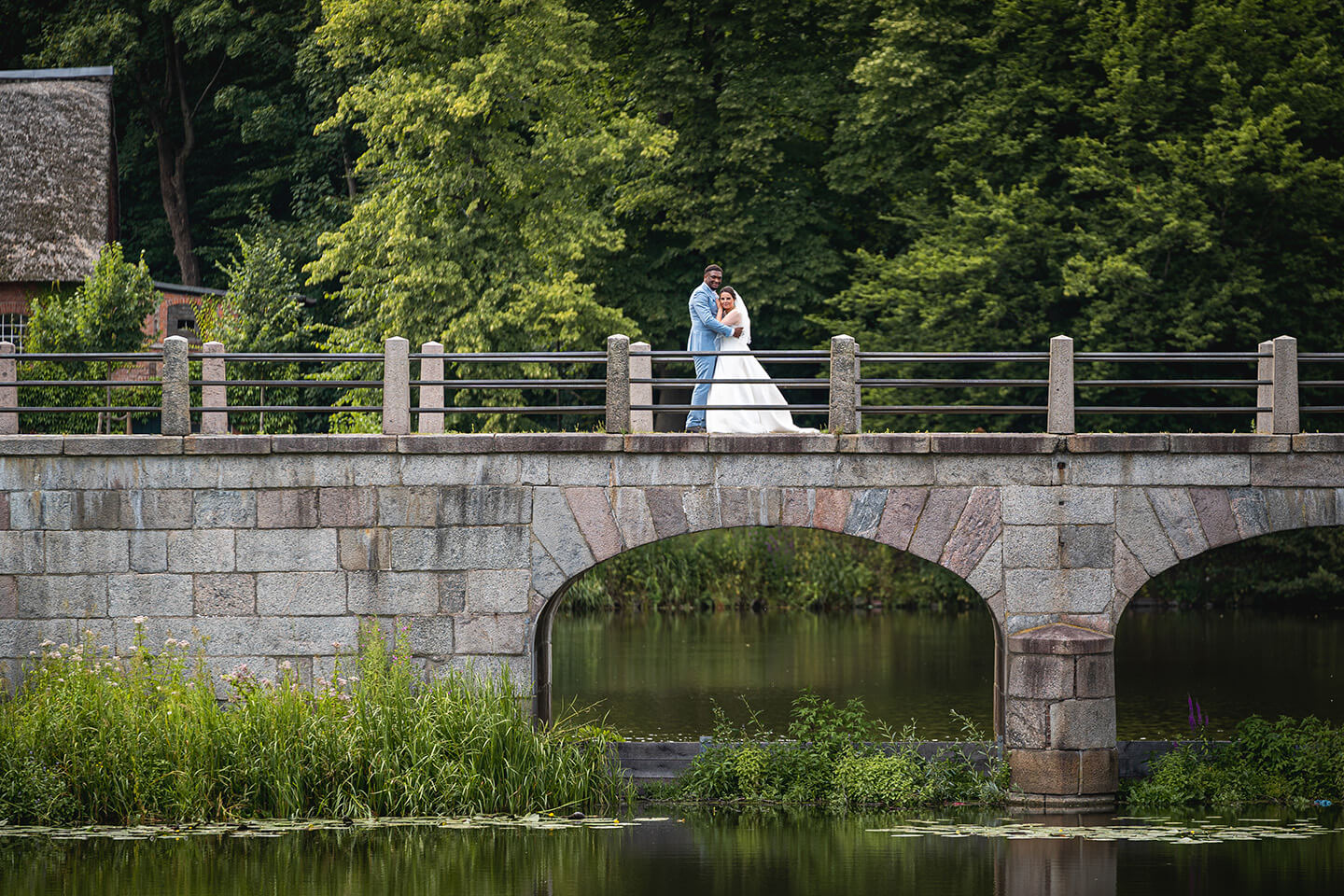 Hochzeitsfoto beim Burggraben vom Schloss Ahrensburg