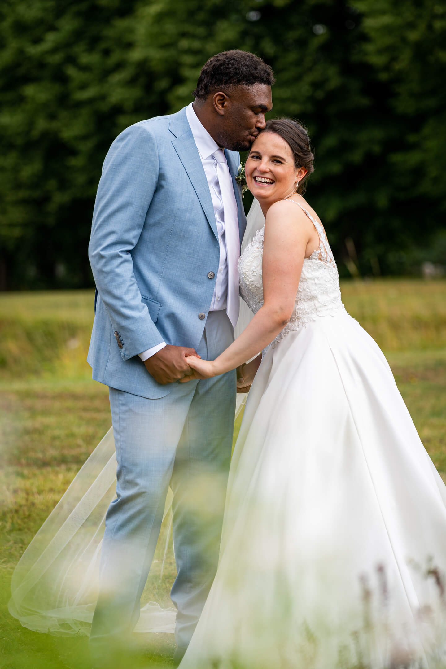 Bräuigam küsst seine Braut beim Hochzeitsshooting