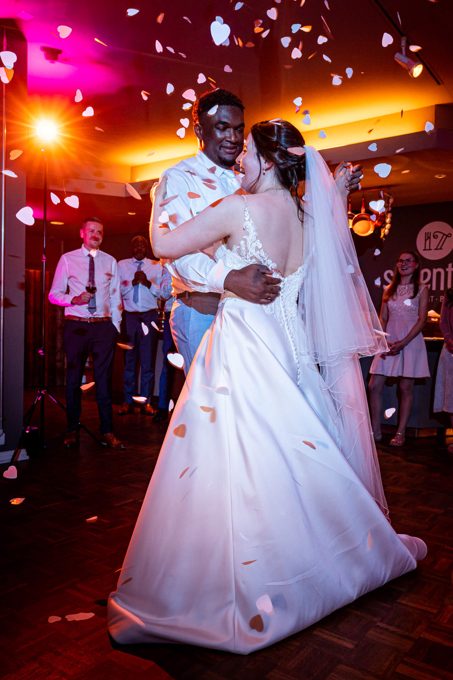 Konfetti beim Hochzeitstanz. Fotograf Florian Läufer drückte im richtigen Augenblick auf den Auslöser.