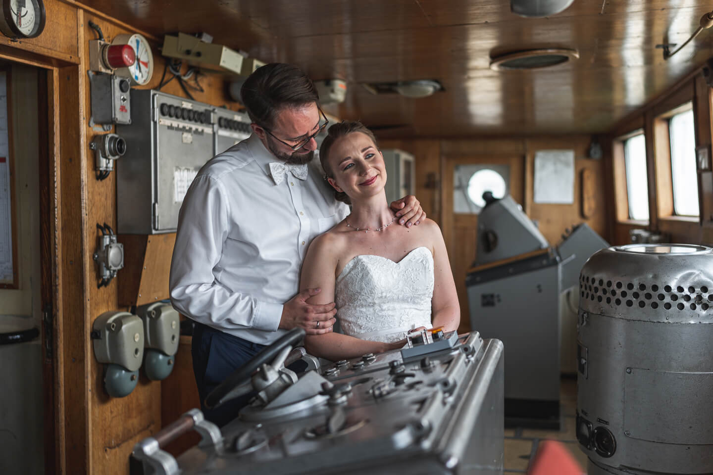 Brautpaarfotos Steuerstand Schiff