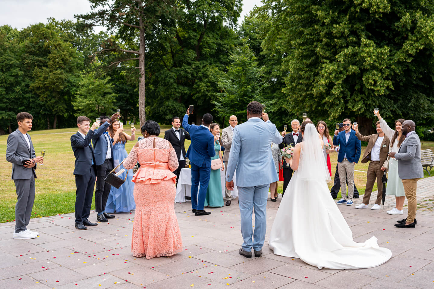 Anstoßen auf das Brautpaar nach standesamtlicher Trauung.