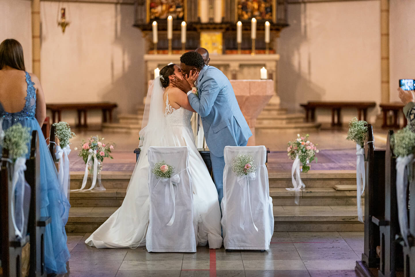 Inniger Hochzeitskuss in der Kirche