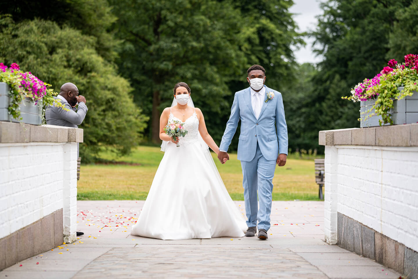 Brautpaar mit Gesichtsmaske kurz vor der Trauung.