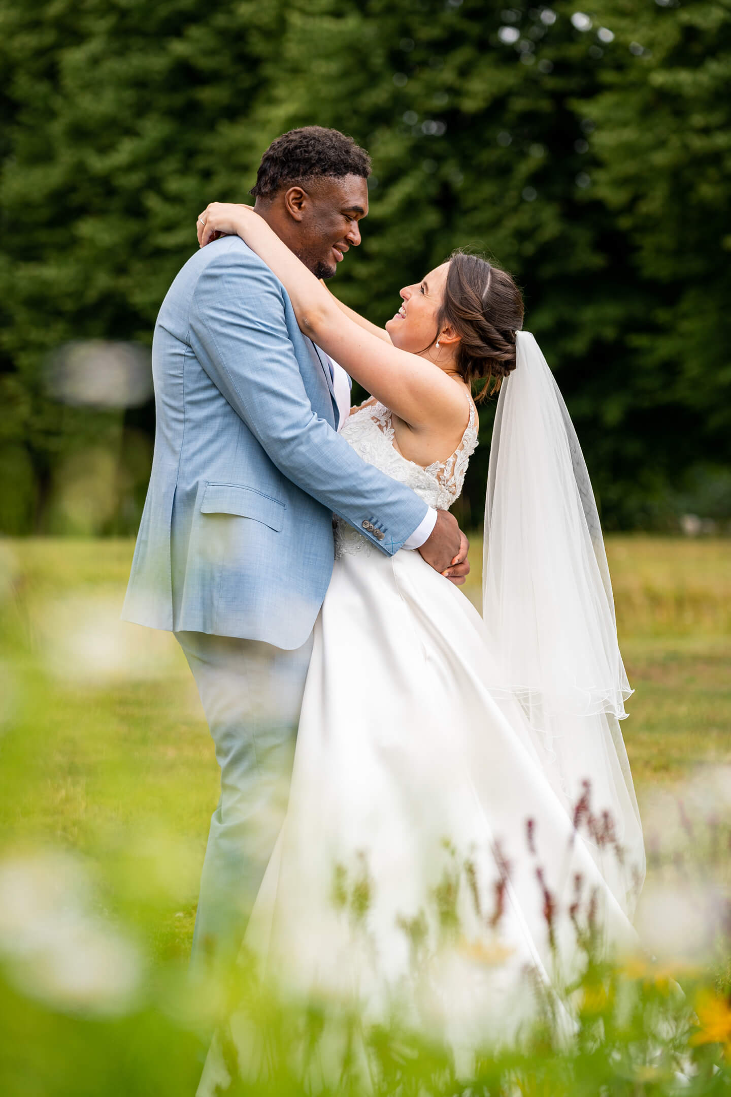 Shooting mit dem Hochzeitspaar im Ahrensburger Schlosspark.