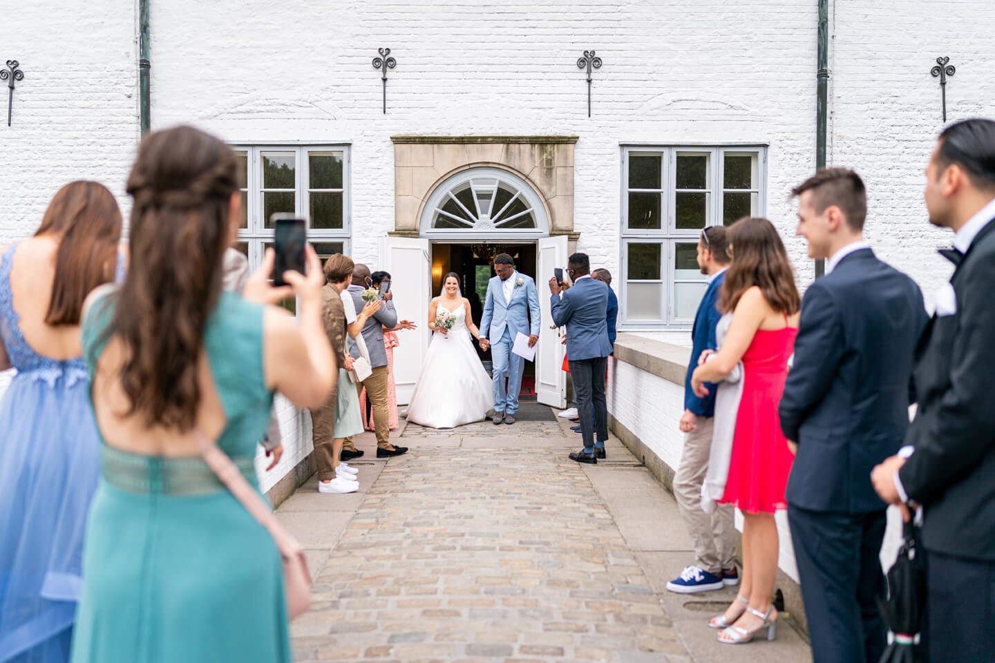 Just Married - Brautpaar kommt aus dem Schloss Ahrensburg heraus.