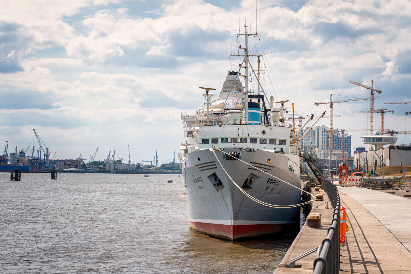 MS Stubnitz im Hamburger Hafen