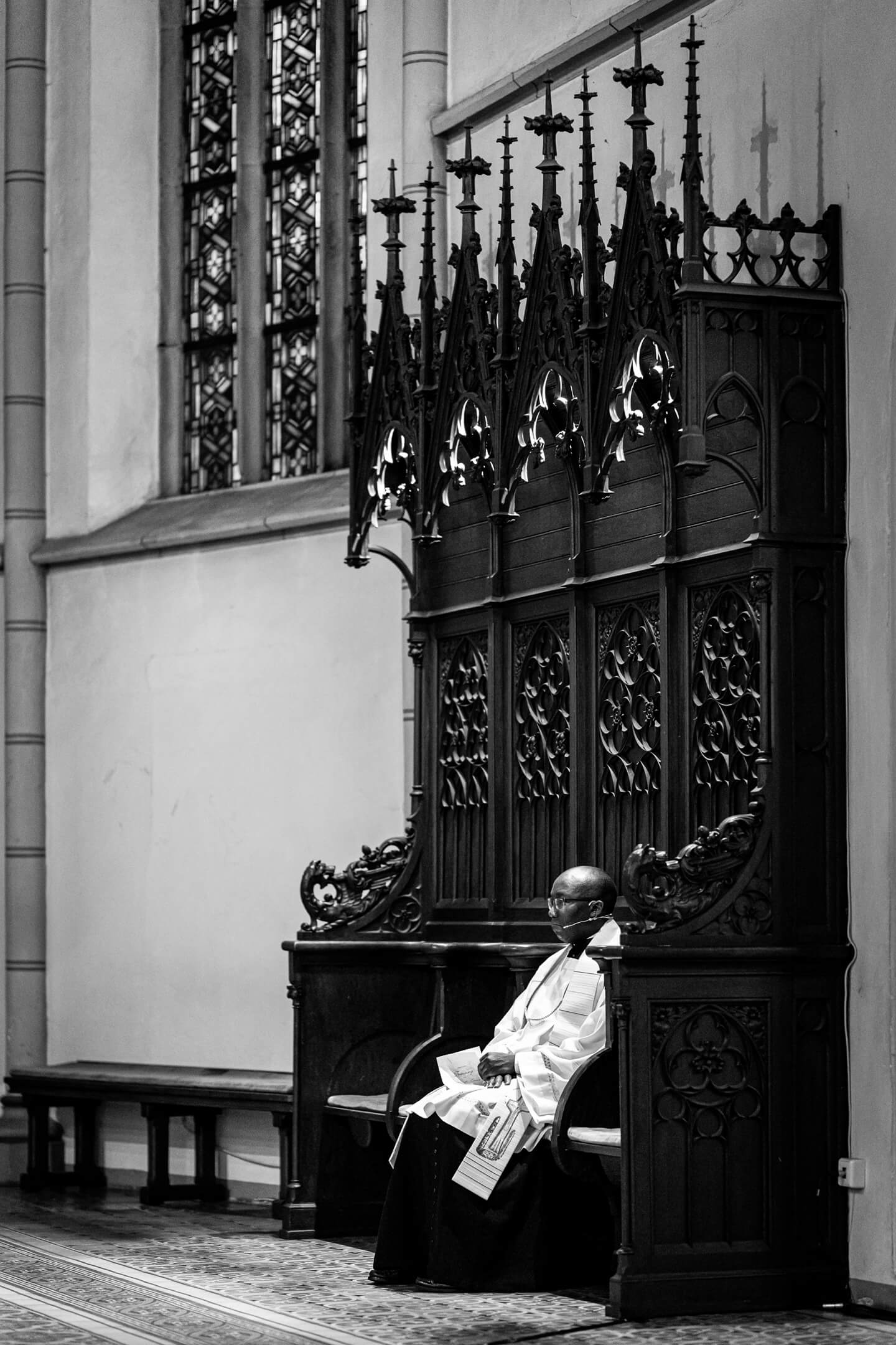 Pfarrer mit der Kamera belauscht.