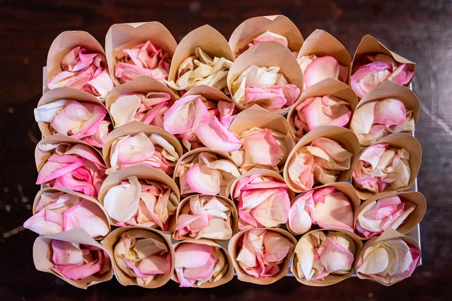 Rosenblätter zum Streuen.