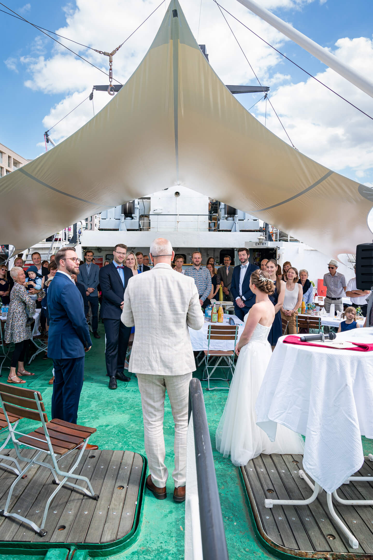 Freie Trauung an Deck des Fischereischiffs Stubnitz