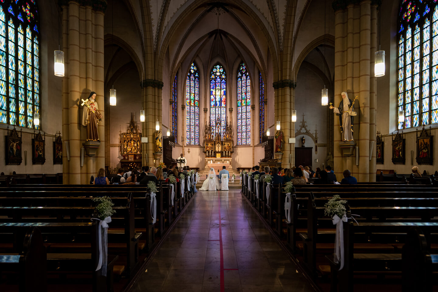 Hochzeitspaar in der katholischen Kirche.