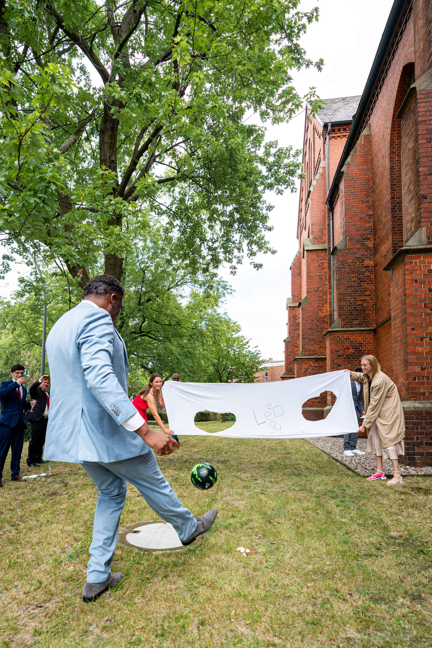 Torwandschießen mit Bettlaken.