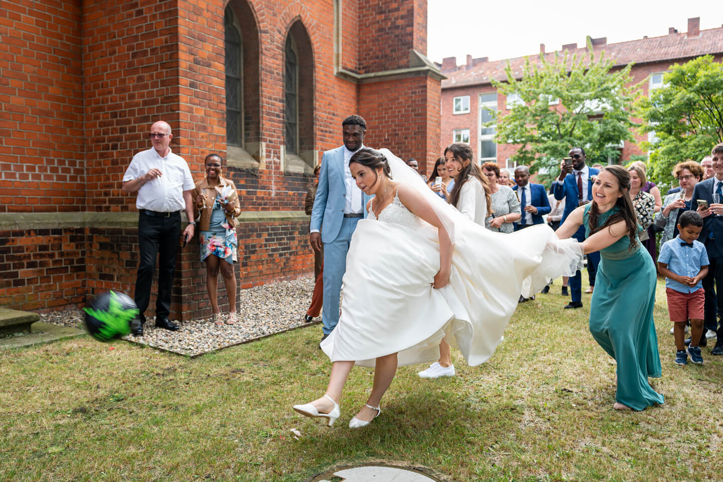 Braut schießt Fußball.