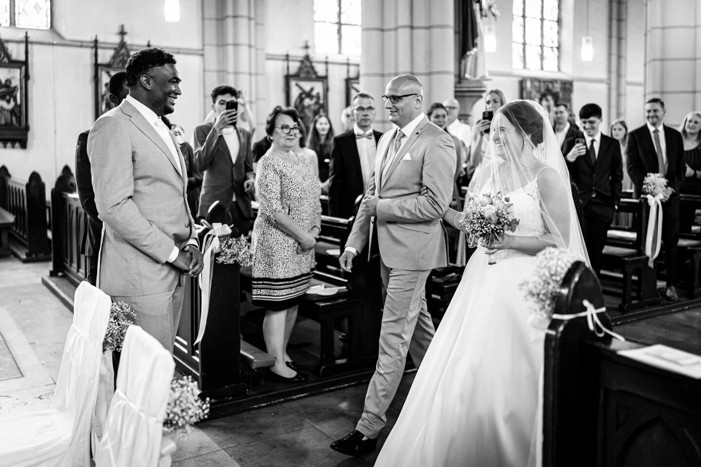 Übergabe der Braut an den Bräutigam.