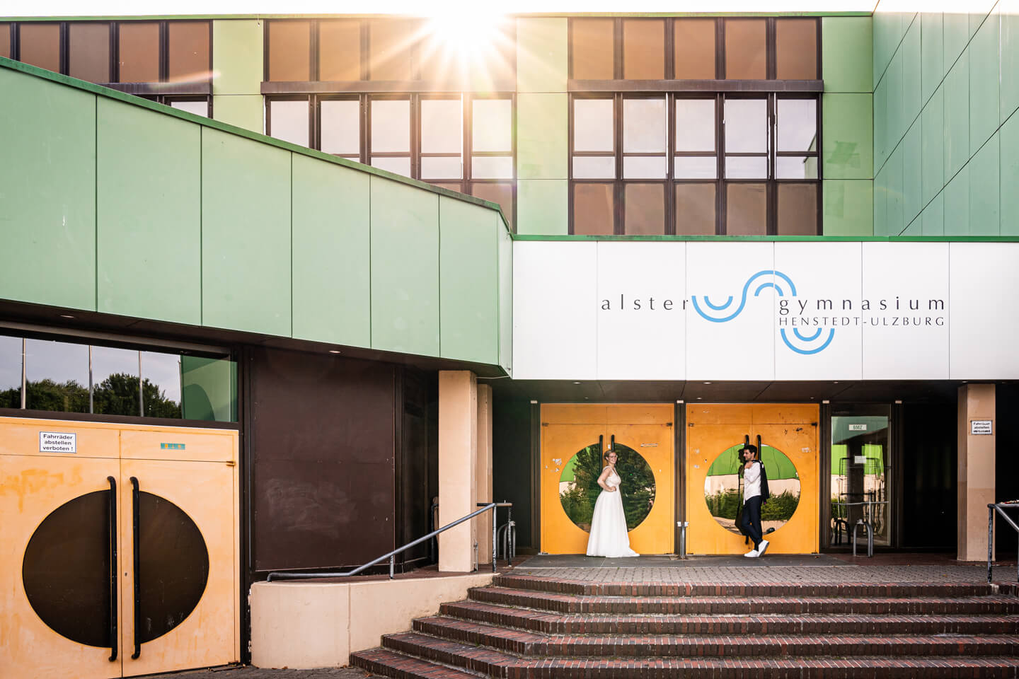 Hochzeitspaar beim Alstergynasium in Henstedt-Ulzburg