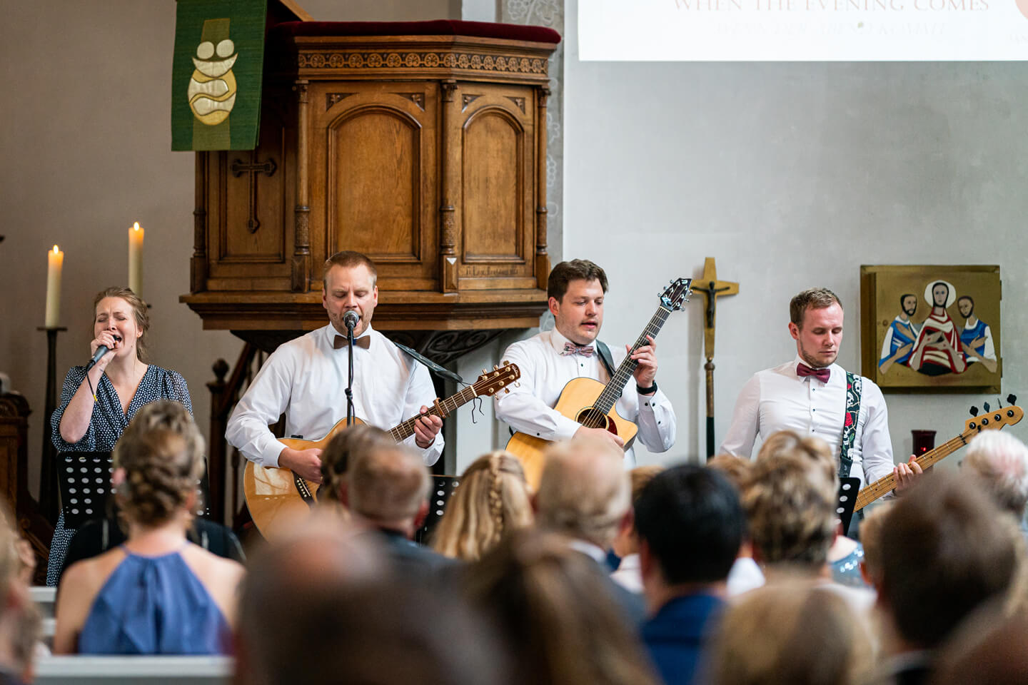 Musikband spielt in der Kirche