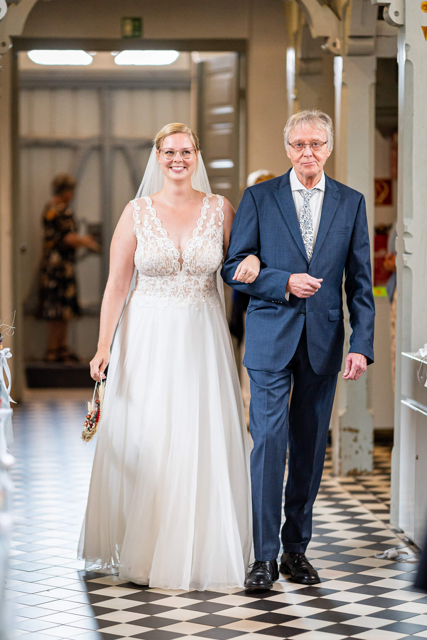 Braut wird von ihrem Papa zum Altar der Erlöserkirche begleitet.