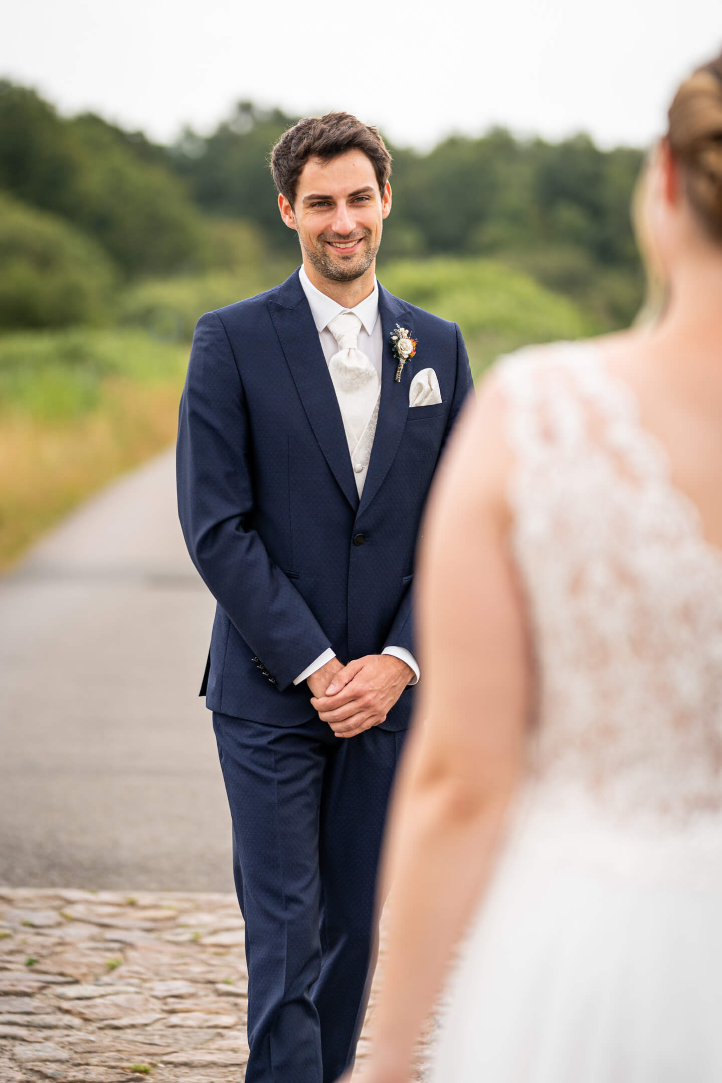 Bräuigam sieht die Braut beim First Look Shooting zum ersten Mal.