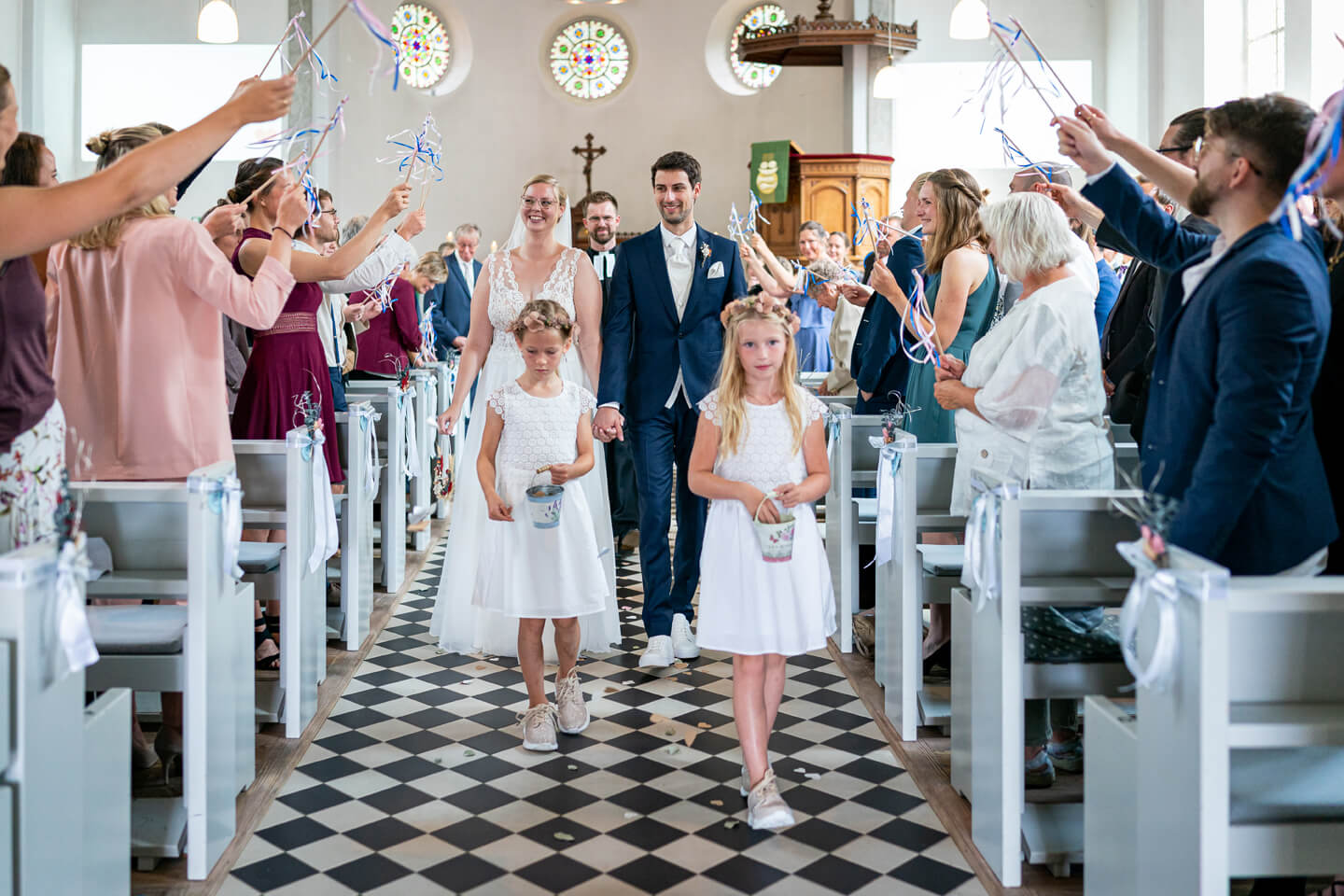 Auszug des Hochzeitspaares mit Blumenkindern aus der Erlöserkirche in Henstedt-Ulzburg.