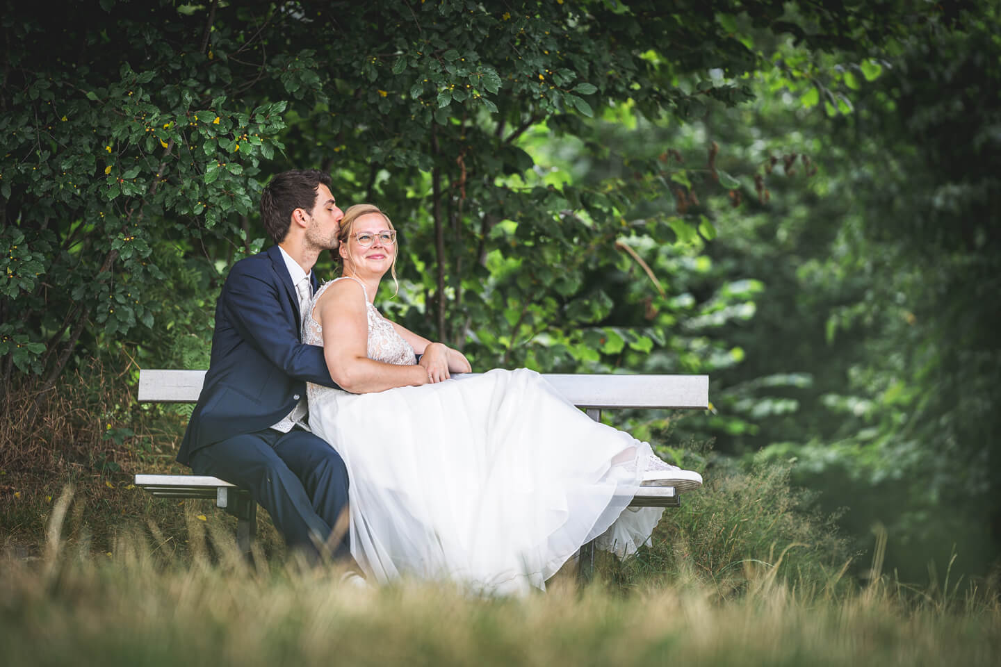 Natürliche Hochzeitsfotos. Hier auf einer Bank in Henstedt-Ulzburg