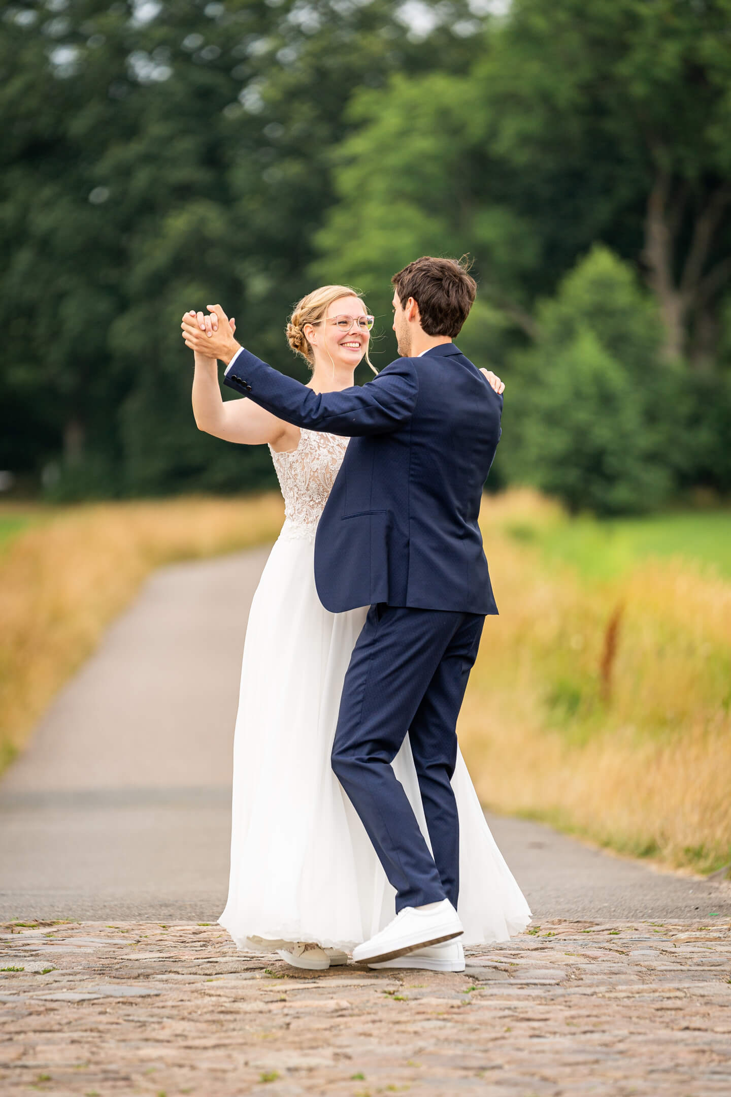 Hochzeitspaar tanzt beim Paarshooting.