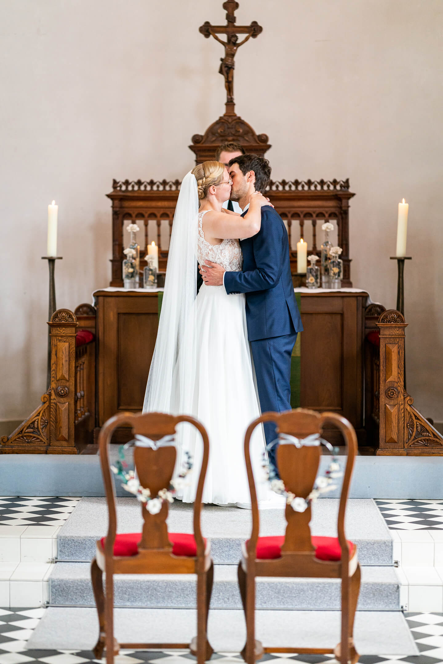 Hochzeitskuss bei einer Trauug in der Erlöserkirche in Schleswig-Holstein.