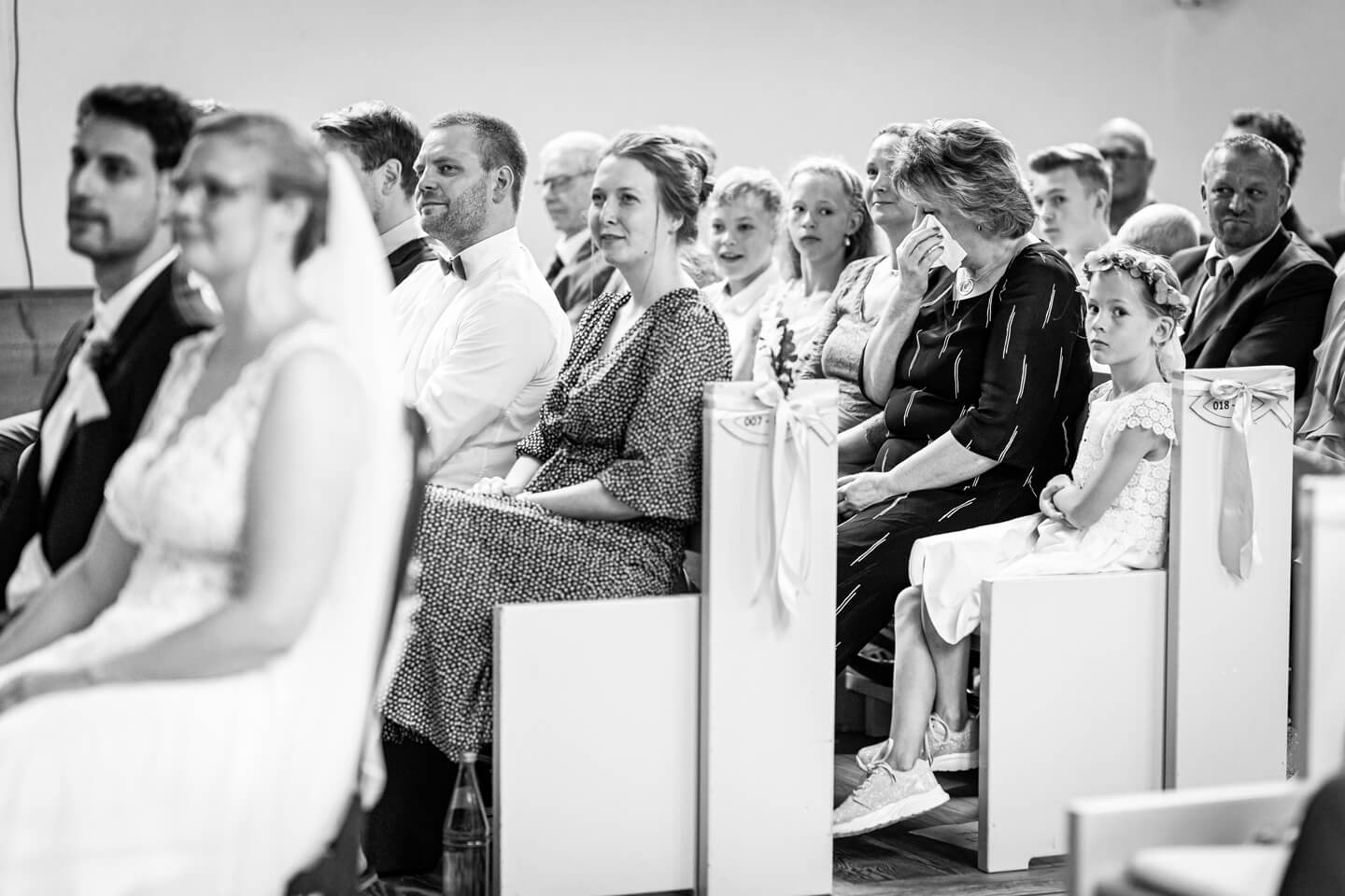 Tränen tupfen bei der kirchlichen Hochzeit.