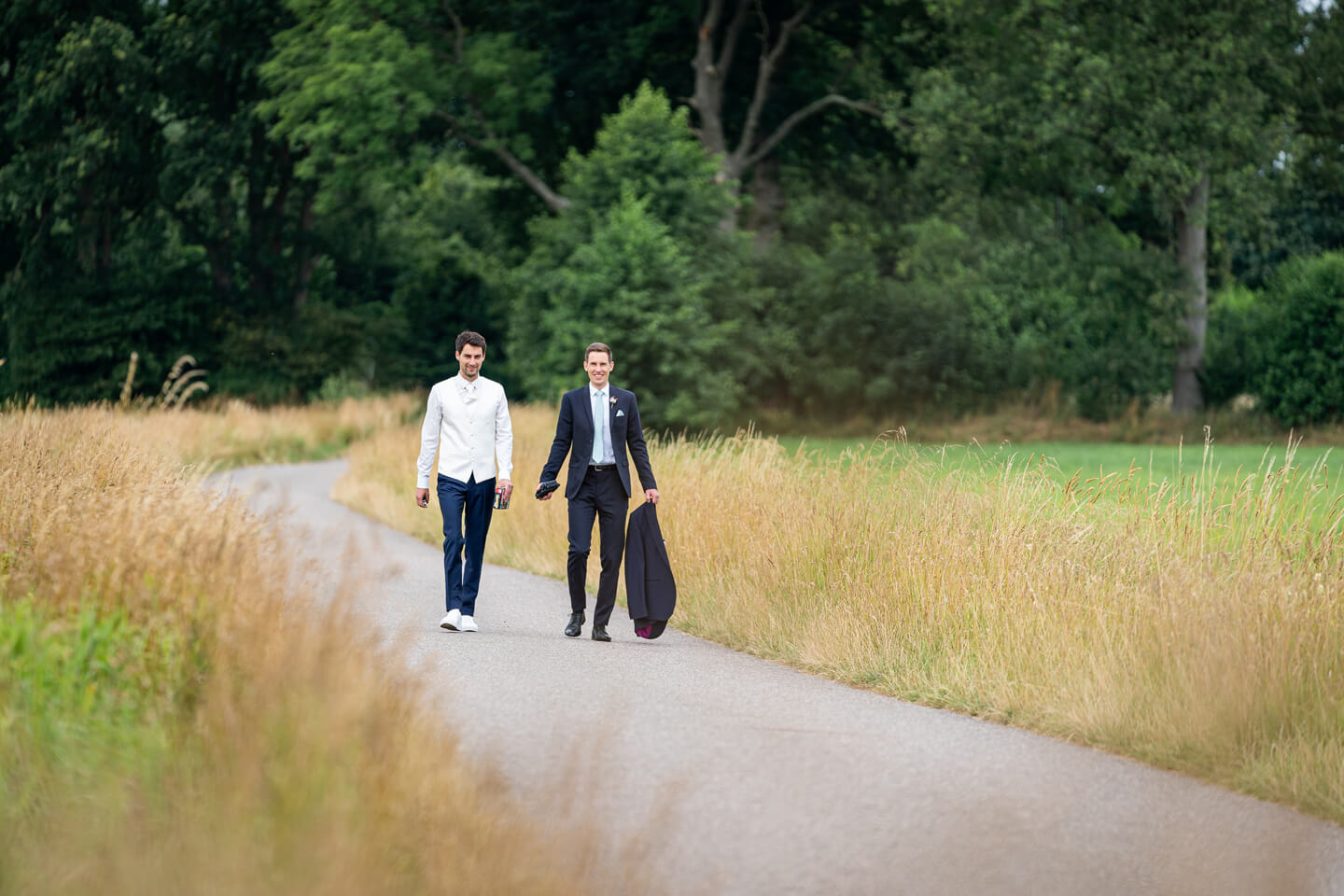 Trauzeuge und Bräutigam auf dem Weg zum Paarshooting