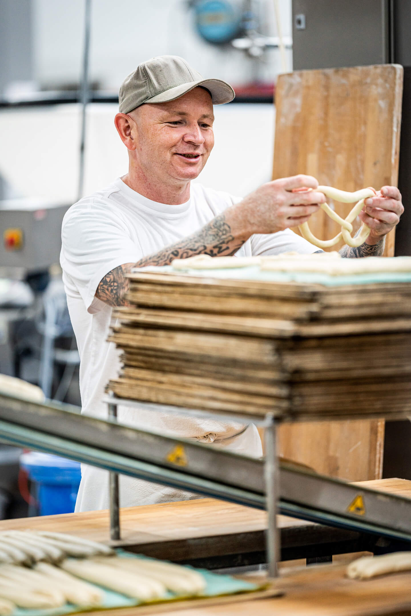 Bäcker beim Brezeln formen fotografiert.