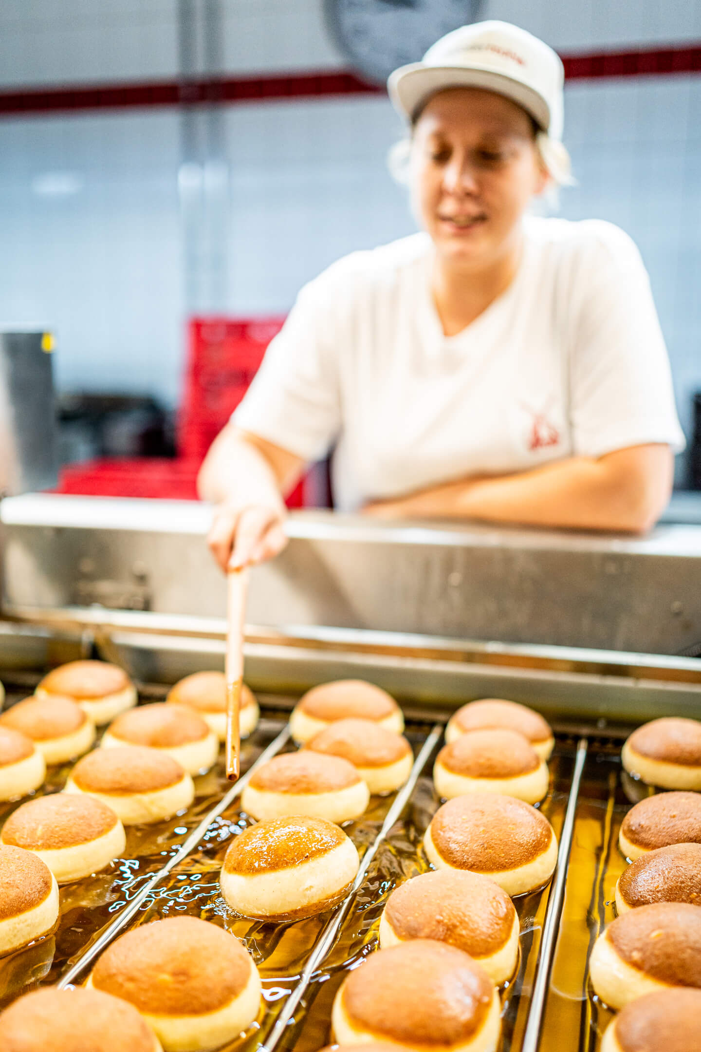 Berliner backen im heißen Fett.
