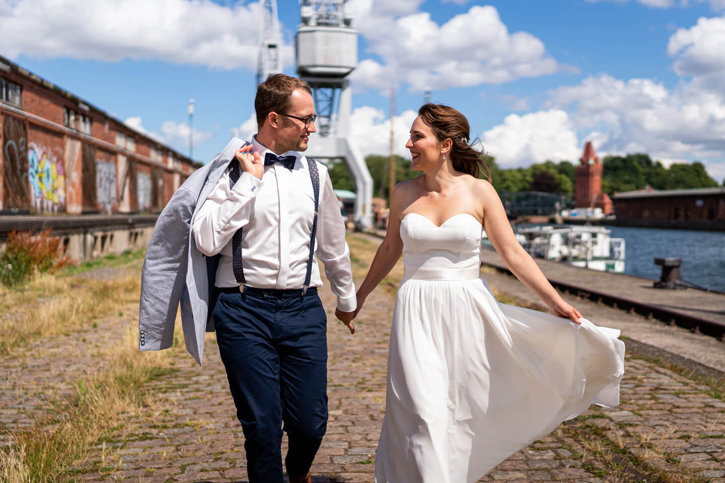 Hochzeitsbild vom Brautpaar an der Trave