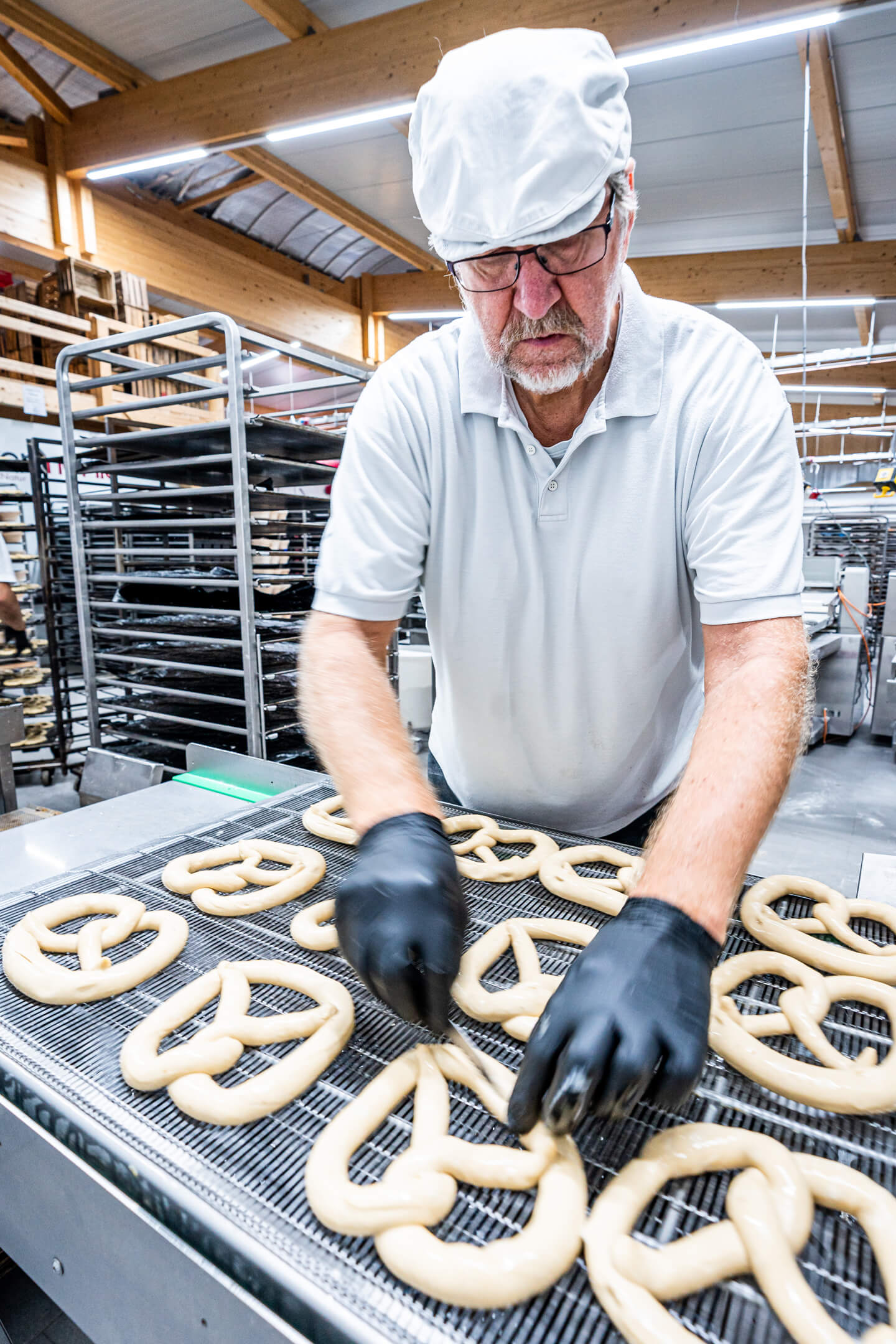 Brezeln einschneiden in der Bäckerei