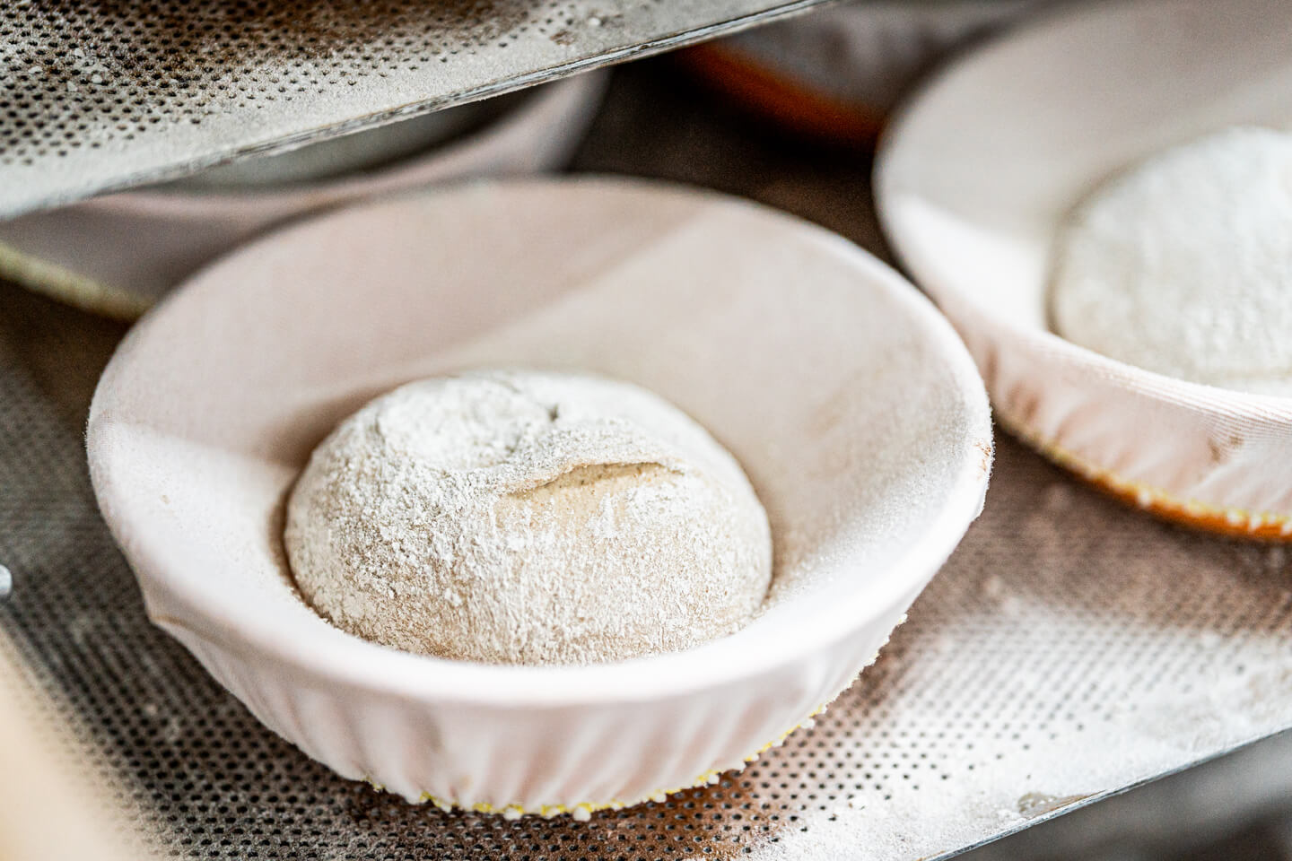Brot backen. Detailfoto vom aufgehenden Teig.