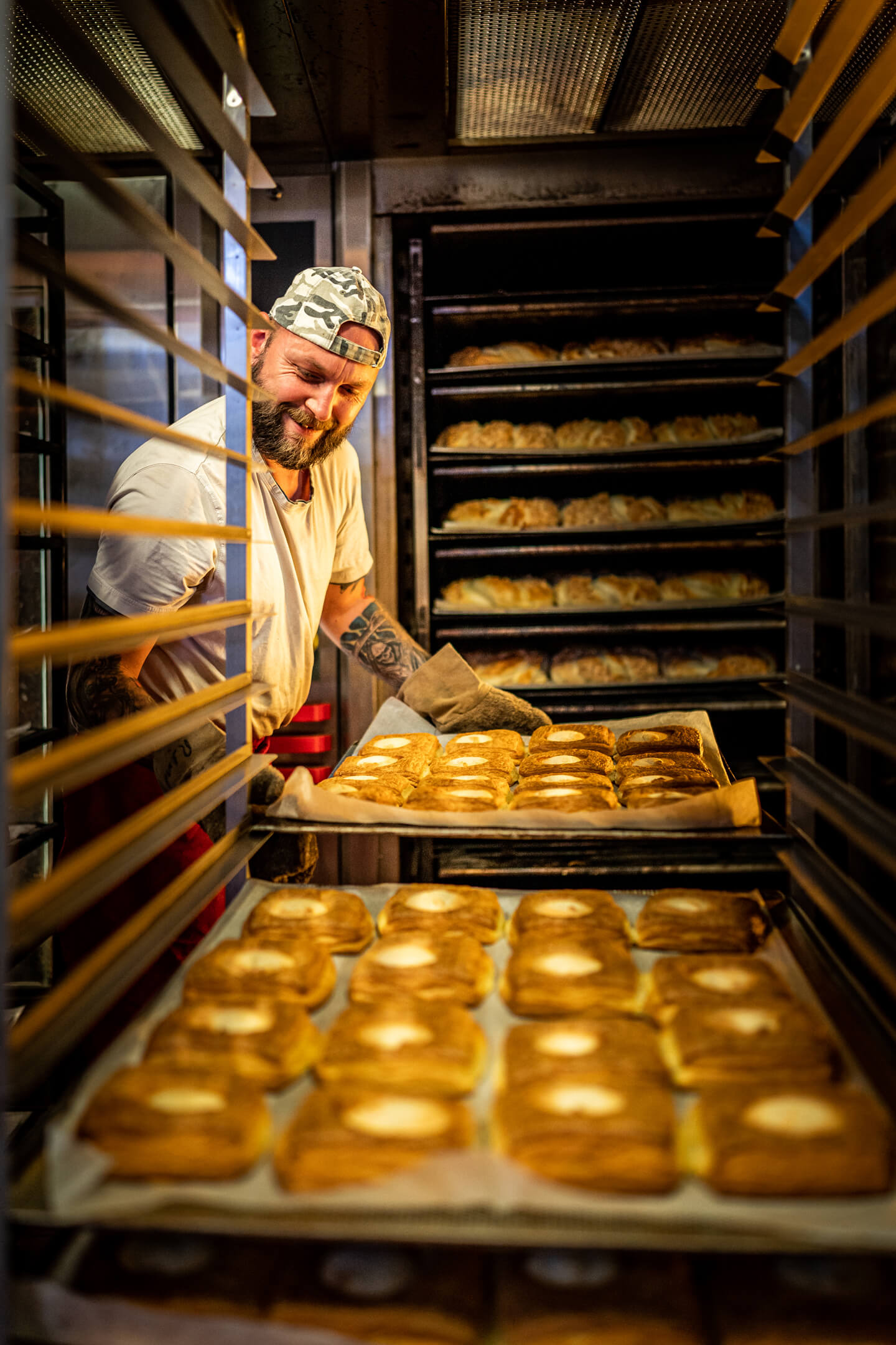 Fotoreportage Bäckereihandwerk. Hier: Bäcker am Ofen.