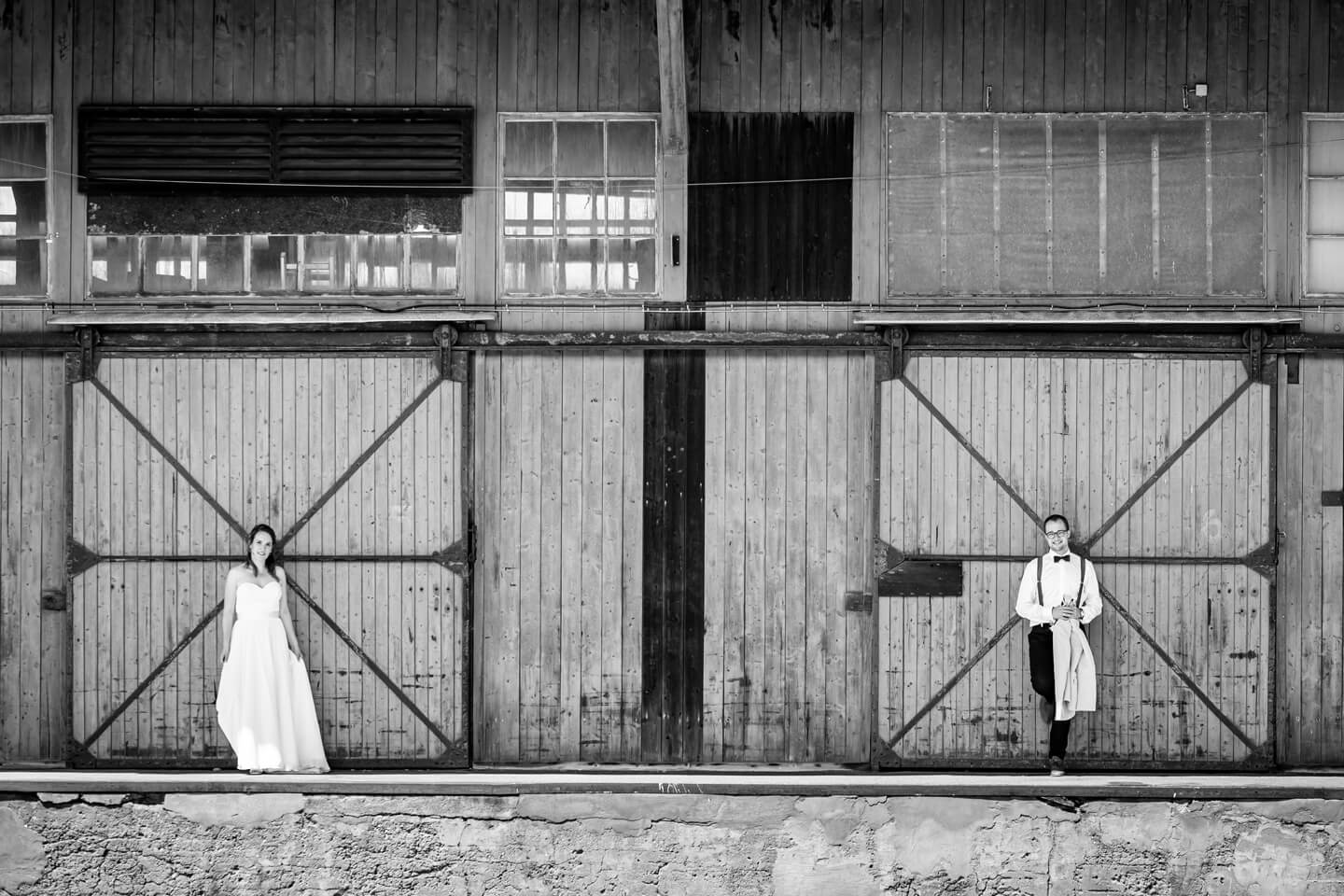 Urbane Hochzeitsbilder an den Lübecker media docks an der Trave.