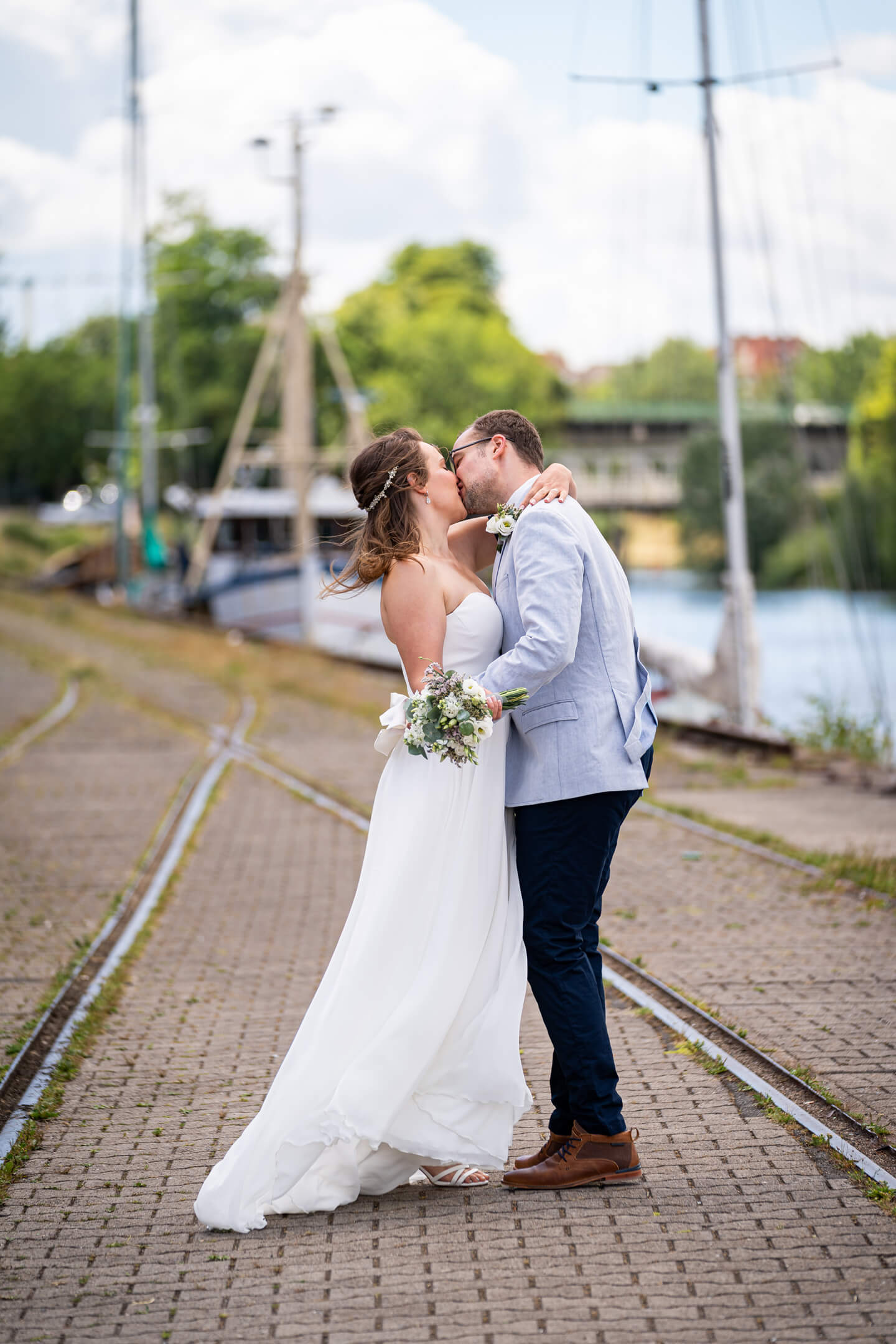 Hochzeitspaar küsst sich beim Brautpaar-Shooting.